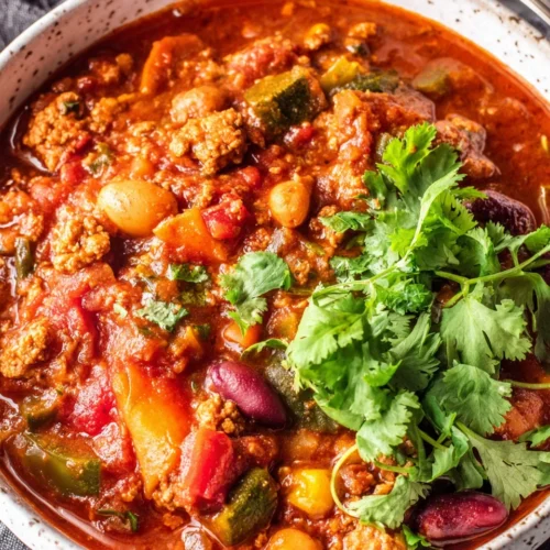 Delicious crockpot chili with ground turkey, beans, and vegetables.
