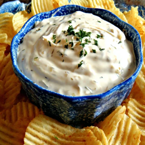 Delicious Onion Dip: A Quick and Easy Delight 1 Delicious onion dip served with crispy potato chips.
