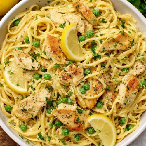 Lemon Chicken Pasta: A Deliciously Creamy Delight 1 Creamy lemon chicken pasta with peas and lemon slices