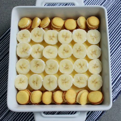 Delicious Gluten Free Banana Pudding: A Simple Delight 1 Gluten free banana pudding with wafers and banana slices.