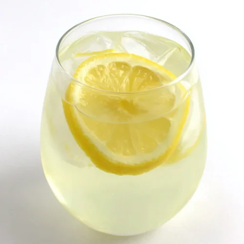 Healthy lemonade in a glass with lemon slice garnish
